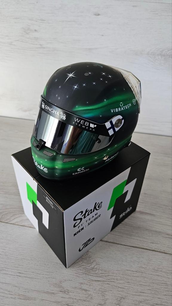 Valterri Bottas Kick Sauber 2024 helm 1:2, Ophalen of Verzenden, Nieuw, Formule 1