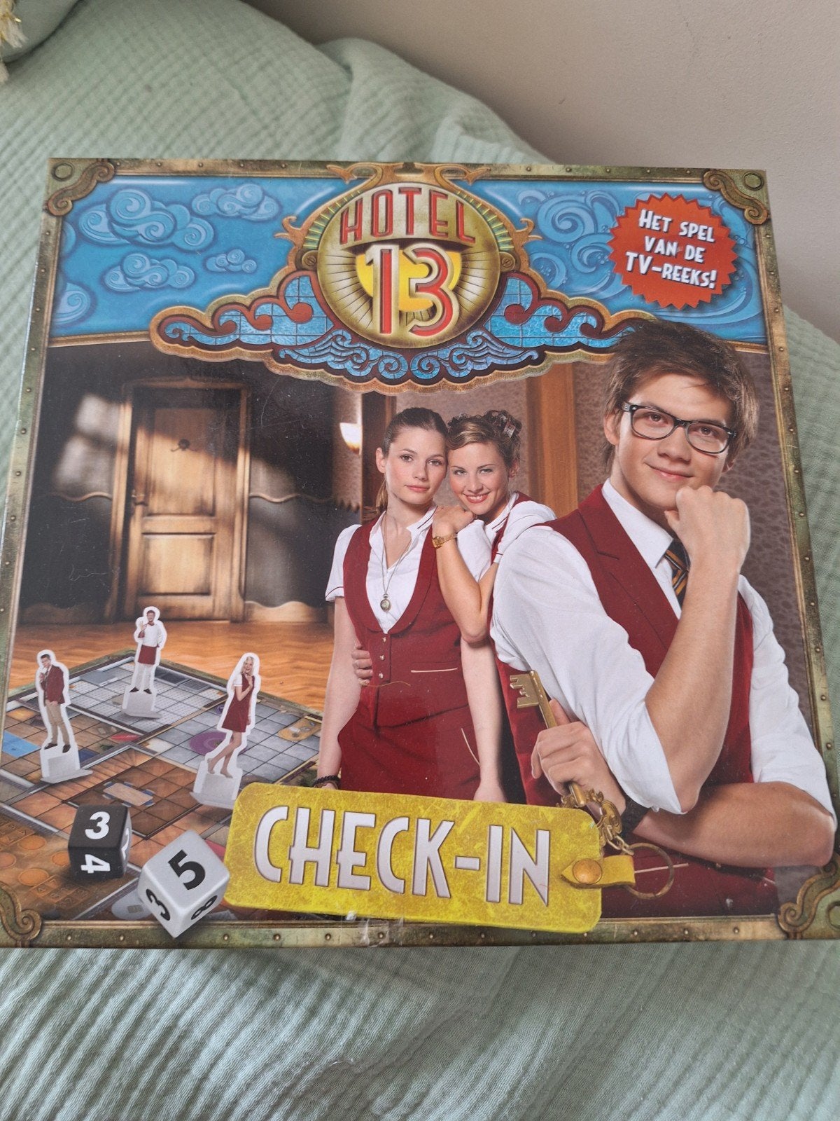 Hotel 13 Check-In Bordspel - Het spel van de TV-reeks!, Een of twee spelers, Ophalen of Verzenden, Nieuw, Studio 100