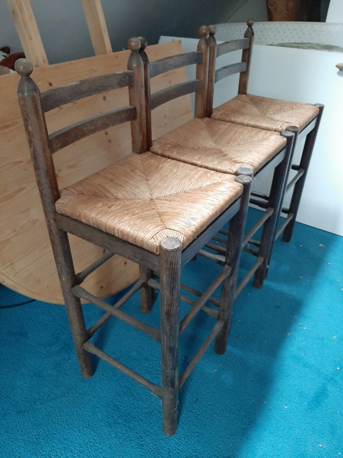 Set van 3 houten barkrukken met biezen zitting, Ophalen, Gebruikt, Met voetsteun, 60 tot 90 cm