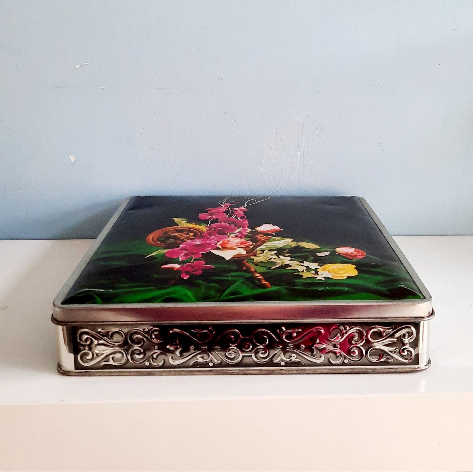 Vintage Patria koekblik met bloemendecoratie, Ophalen of Verzenden, Gebruikt, Koek(jes), Overige merken