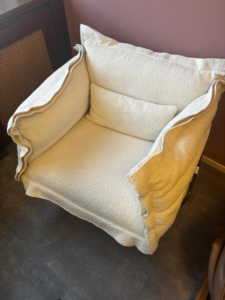 Witte Fauteuil met Bronze Bruine Poot, Ophalen, Zo goed als nieuw, Stof, 75 tot 100 cm