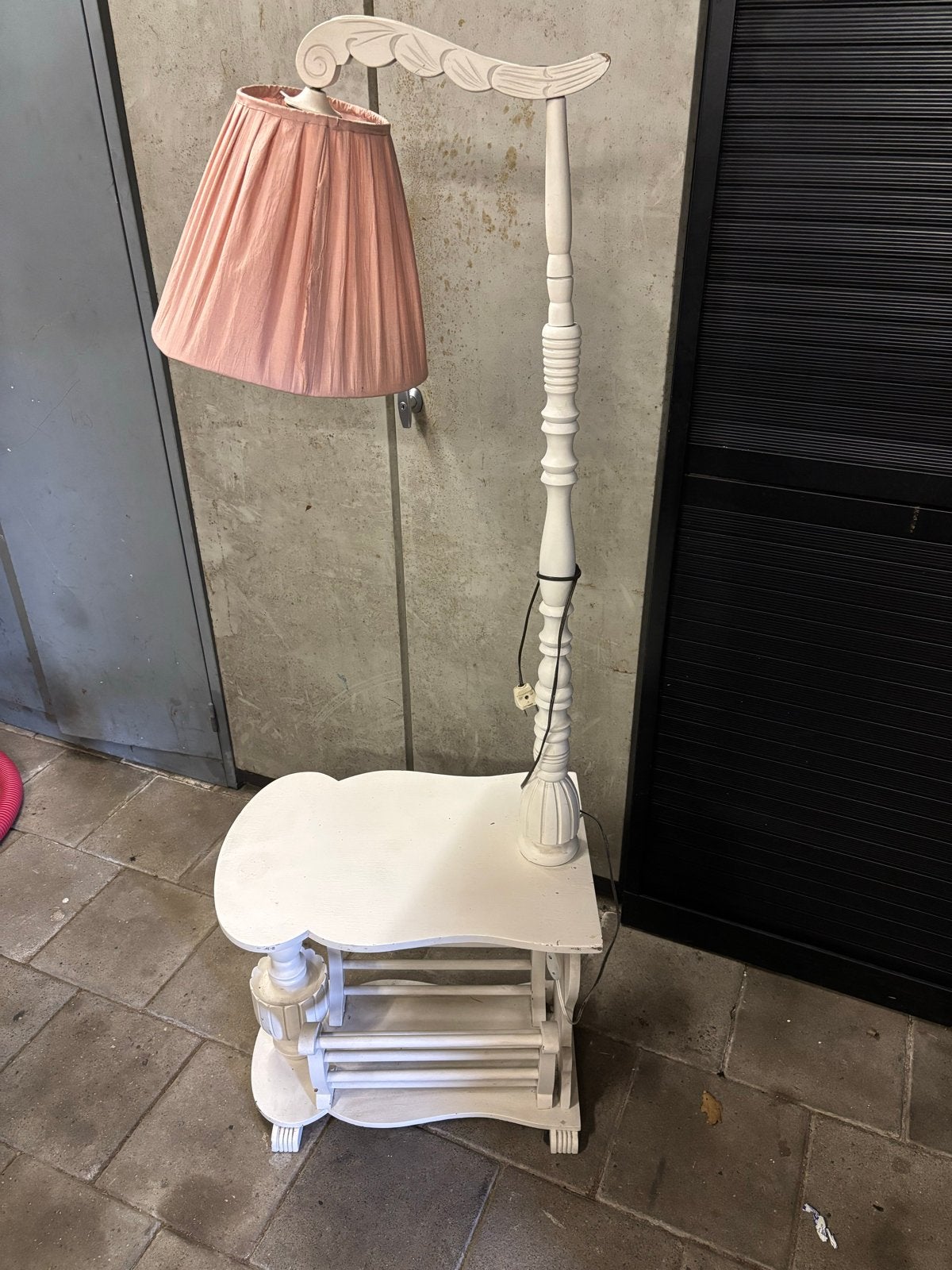 Vintage houten staande lamp met bijzettafel/krantenbak, Ophalen, Gebruikt, E27 (groot), 150 tot 200 cm
