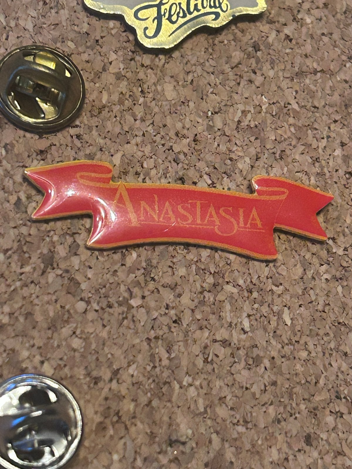 Anastasia Pin - Rood lint met gouden letters, Ophalen of Verzenden, Gebruikt, Overige onderwerpen, Speldje of Pin
