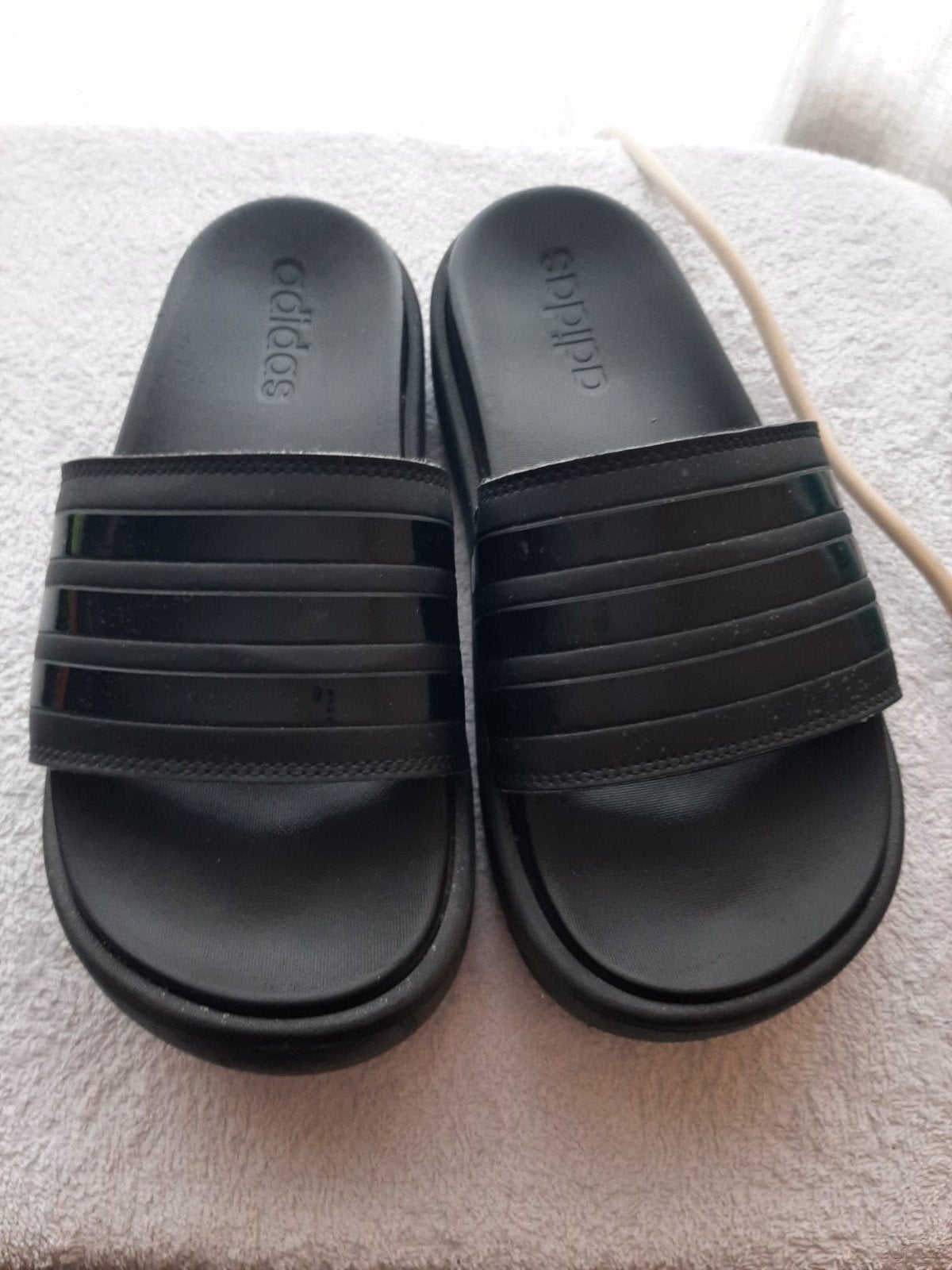 Adidas slippers met dikke onderzool, maat 38, zgan, Slippers, Adidas, Zwart, Ophalen of Verzenden
