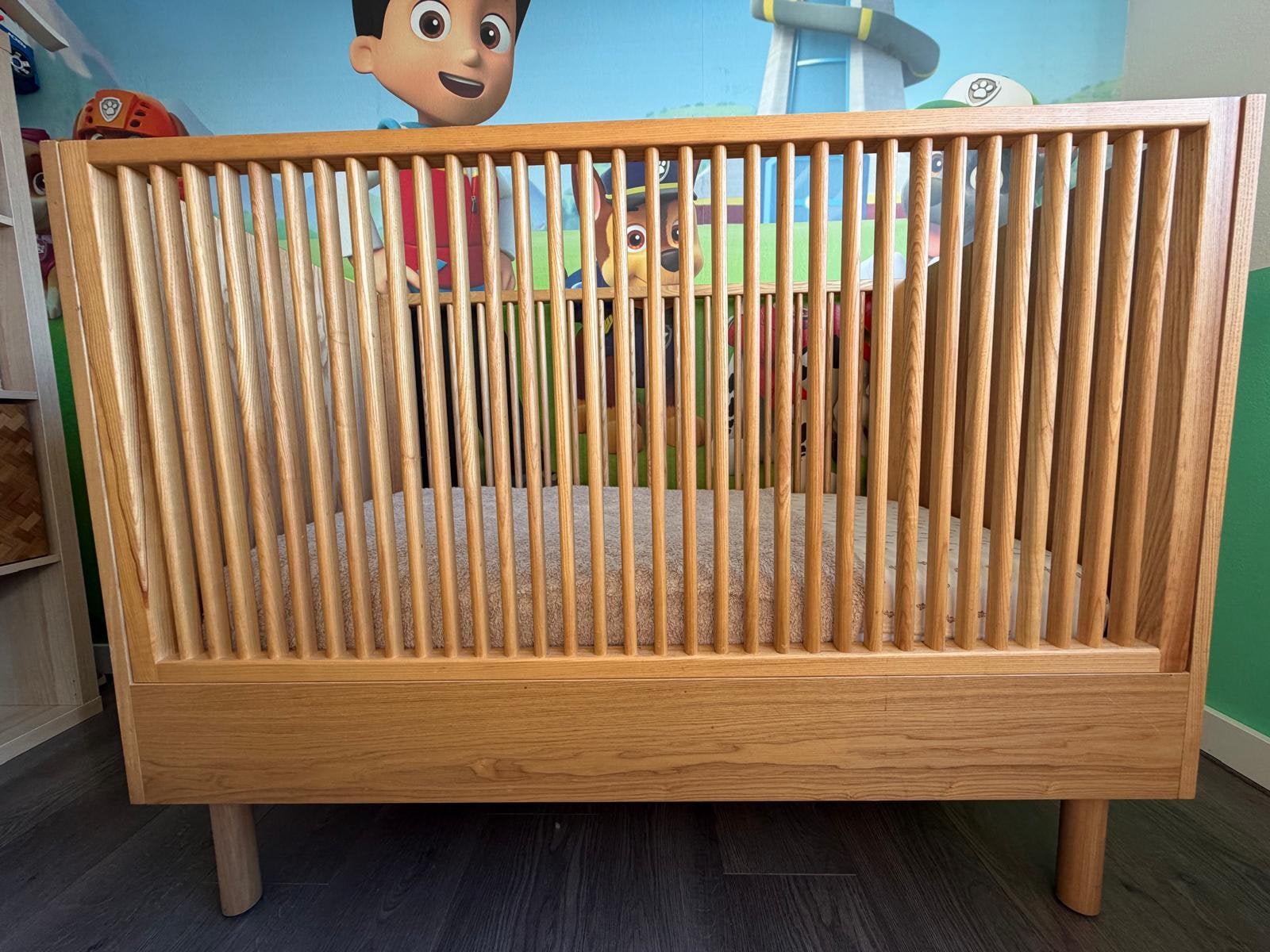 Prachtige houten babykamer – ledikant en kledingkast, Ophalen, Zo goed als nieuw, Minder dan 140 cm