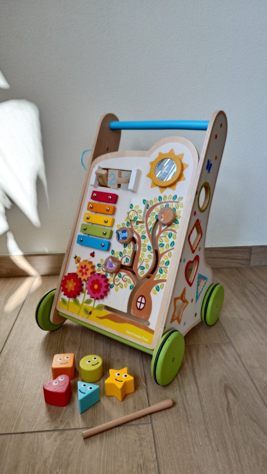Vrolijke loopwagen new Classic Toys, Kinderen en Baby's, Ophalen of Verzenden, Gebruikt, Duw- of Trekspeelgoed