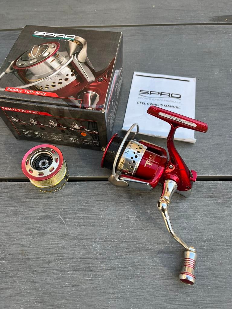 Spro Red Arc 10-400 met 2e spoel met doos in nieuwstaat, Watersport en Boten, Ophalen of Verzenden