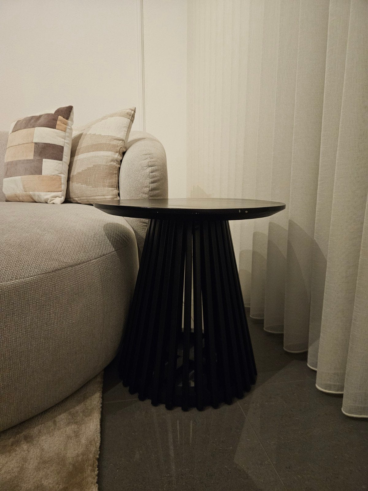 Zwarte ronde bijzettafel van het merk Kave Home met, Minder dan 55 cm, Modern, Scandinavisch, Rond, Zo goed als nieuw