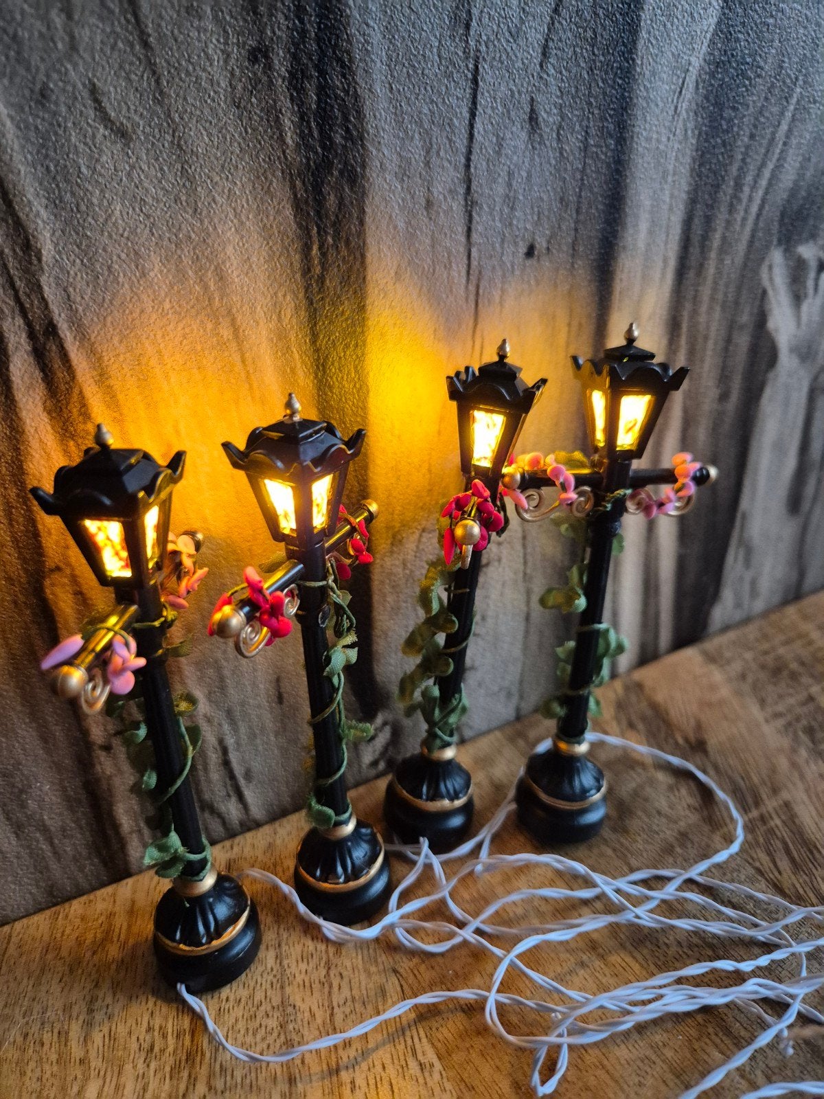 kerstdorp straatlantaarns set van 4 kersthuisjes nog 3 sets, Diversen, Ophalen of Verzenden, Zo goed als nieuw