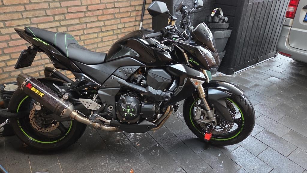 Kawasaki Z1000 - Krachtige Naked Bike met Akrapovic uitlaat, Motoren, Sportuitlaat, 4 cilinders, Motorrijbewijs A, Gebruikt