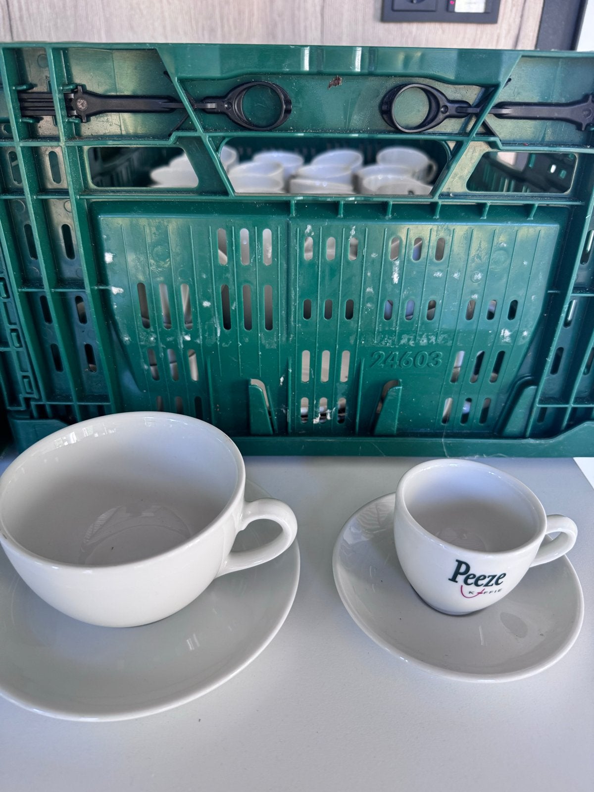 Grote partij porseleinen kopjes en schotels - Peeze koffie, Ophalen, Gebruikt, Overige merken, Overige stijlen