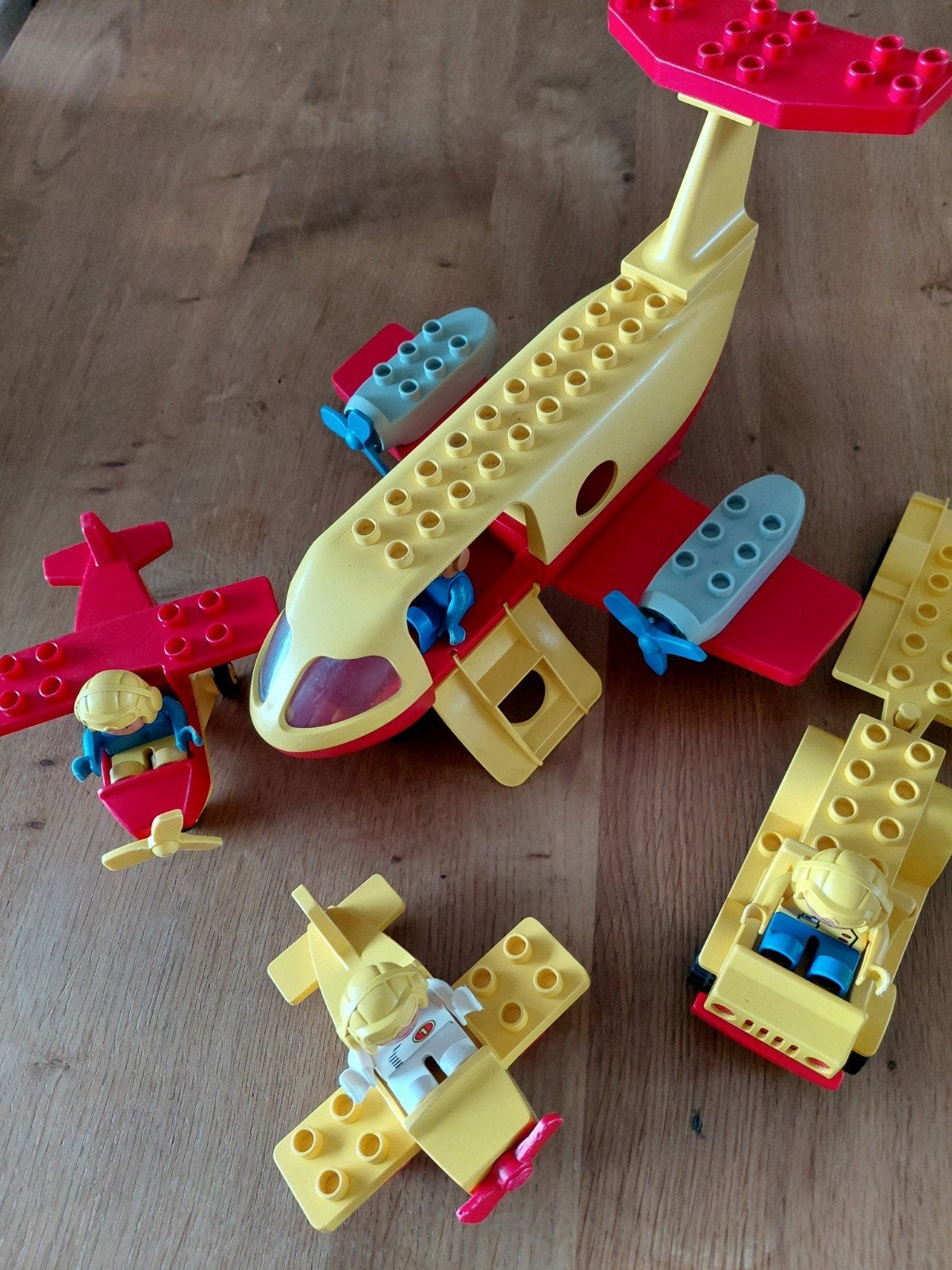 Lego Duplo Vliegtuig op Vliegveld met toebehoren, Gebruikt, Ophalen of Verzenden, Inclusief minifiguren, Duplo