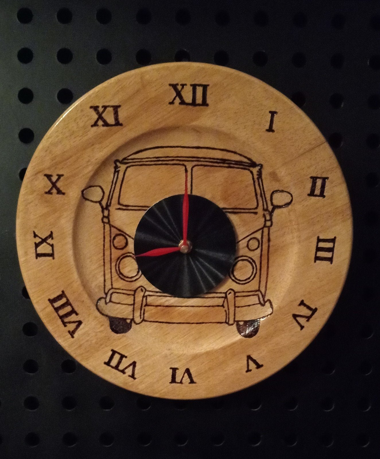 Houten Wandklok met VW Bus Design - Analoog, Wandklok, Bruin, Analoog, Ophalen of Verzenden