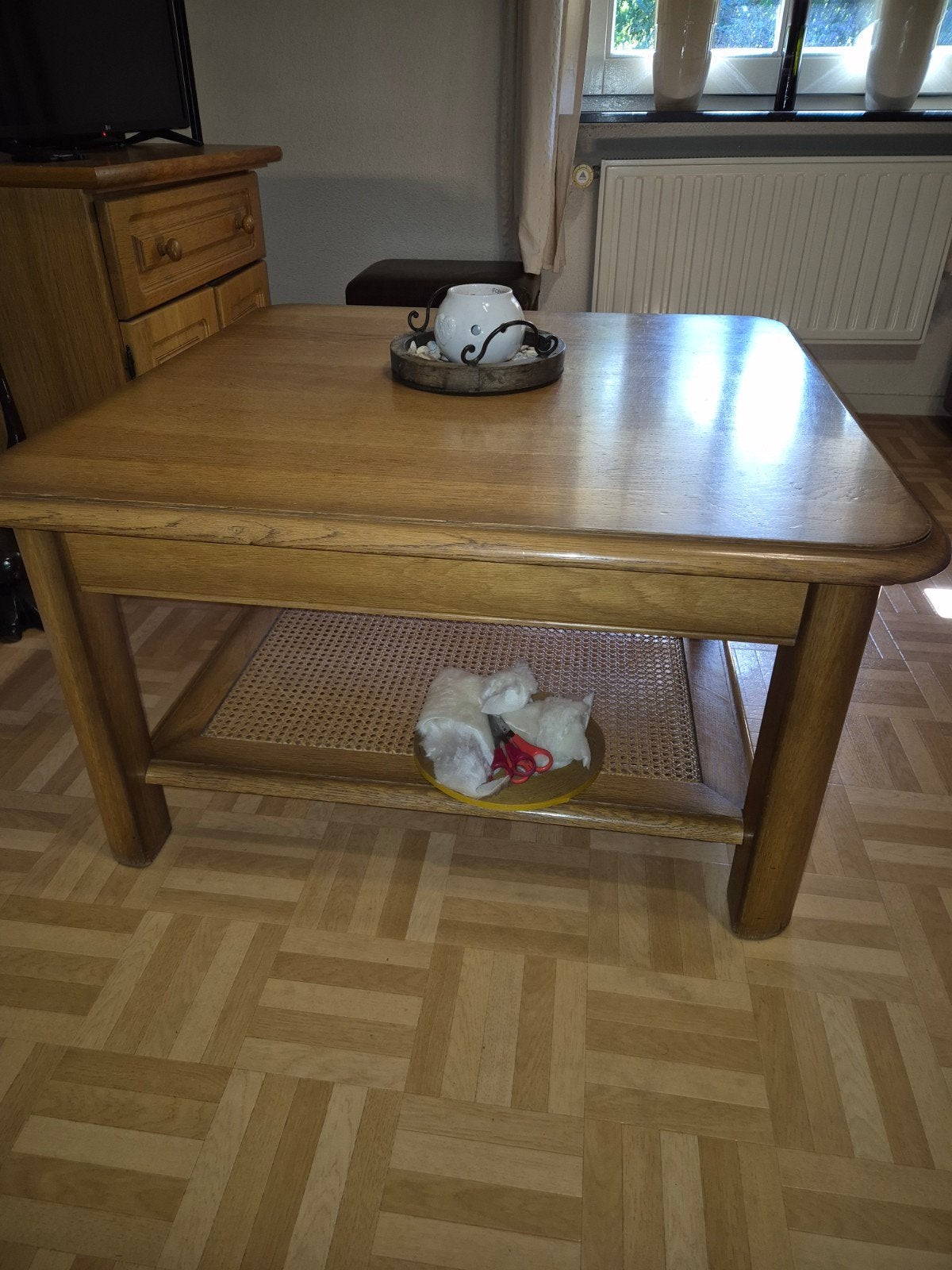 Eikenhouten salontafel met rotan onderblad, Huis en Inrichting, Ophalen, Gebruikt, 50 tot 100 cm, Vierkant