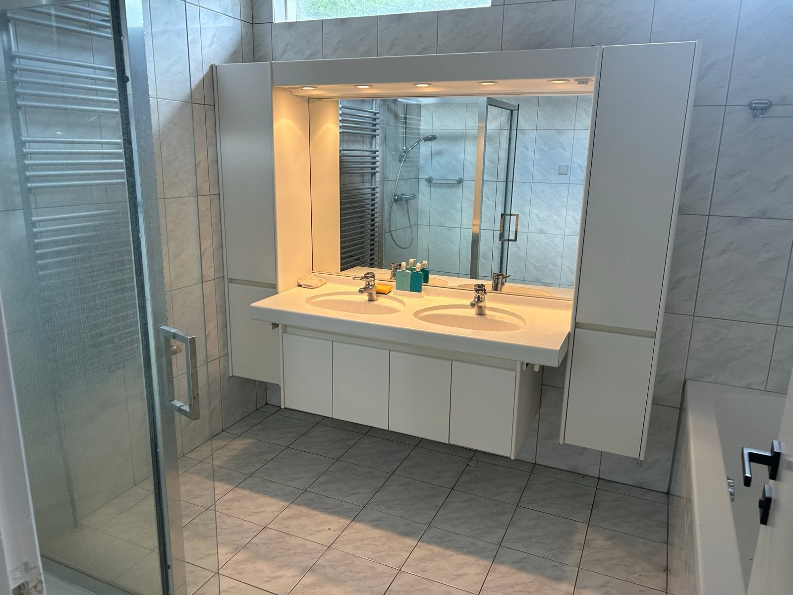 Gratis complete badkamer: meubel, douche, bad, radiator, Ophalen, Gebruikt, Met bad