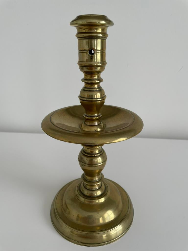Antieke 17e eeuwse koperen kraagkandelaar schijfkandelaar, Ophalen of Verzenden, Koper of Brons