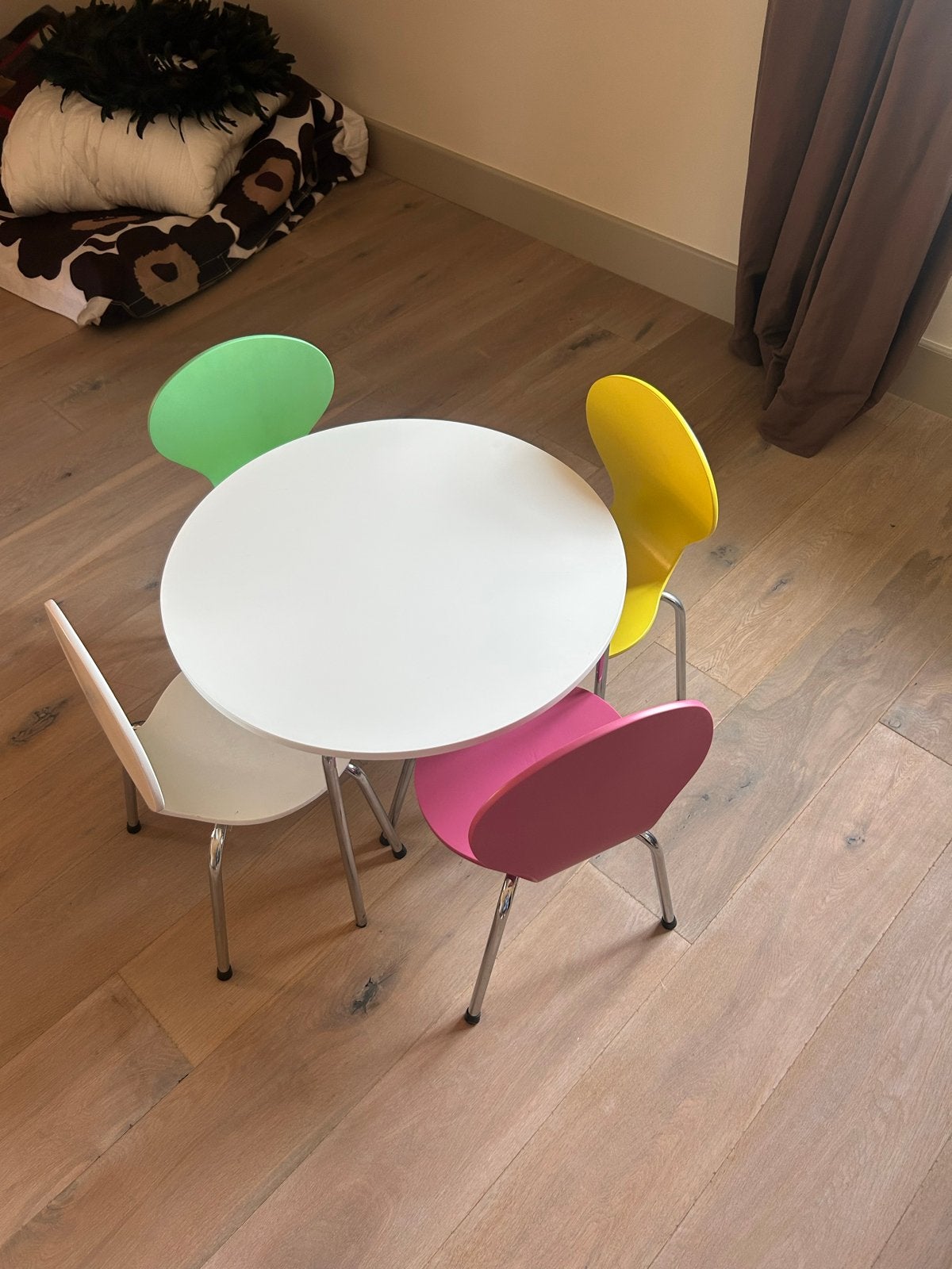 Kindertafel met 4 stoeltjes - Kleurrijk en Speels, Ophalen, Gebruikt, Tafel(s) en Stoel(en)