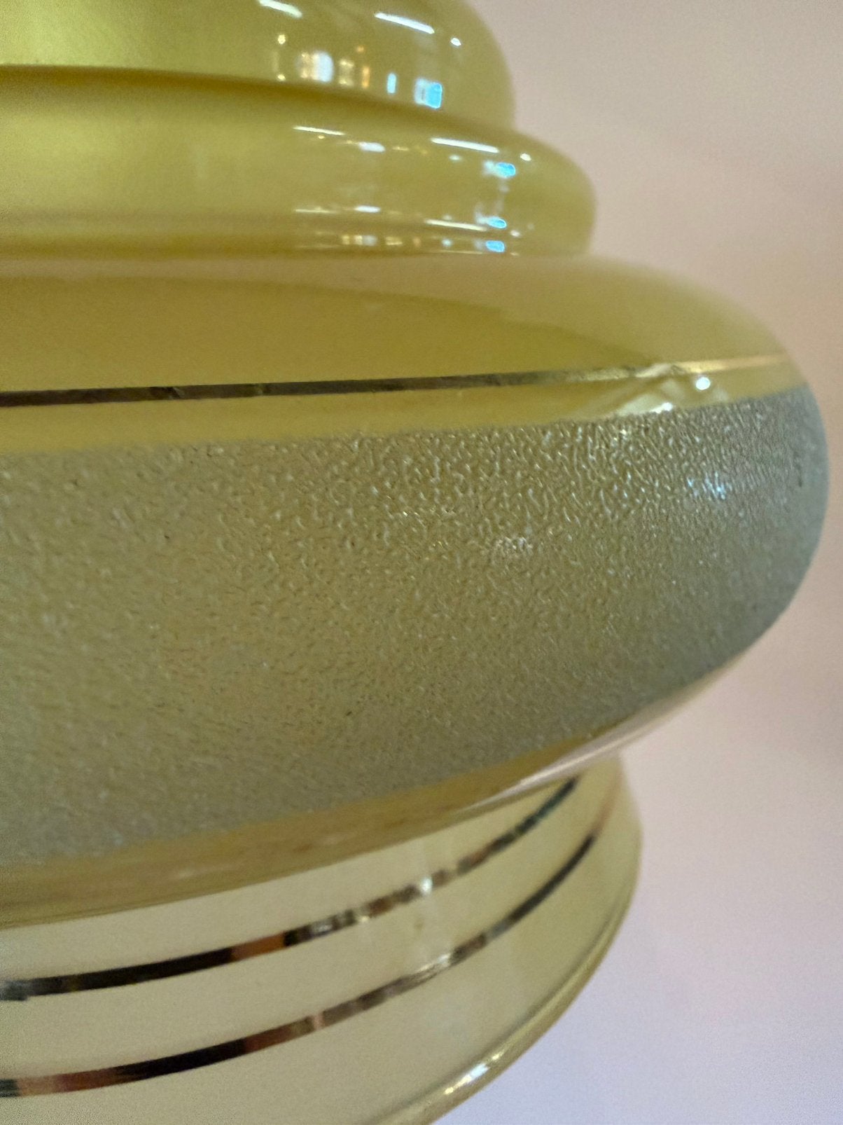 Vintage Hanglamp – Jaren 50 Glas met Gouden Accent, Huis en Inrichting, Lampen | Hanglampen, Ophalen, Vintage, Zo goed als nieuw
