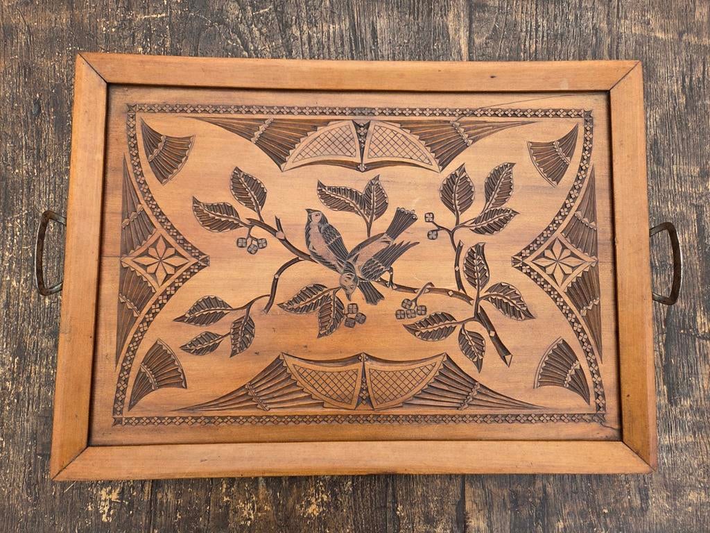 Antiek houten dienblad met Fries kerfsnijwerk en handvatten, Ophalen of Verzenden, Art nouveau, Hout, Houtsnijwerk
