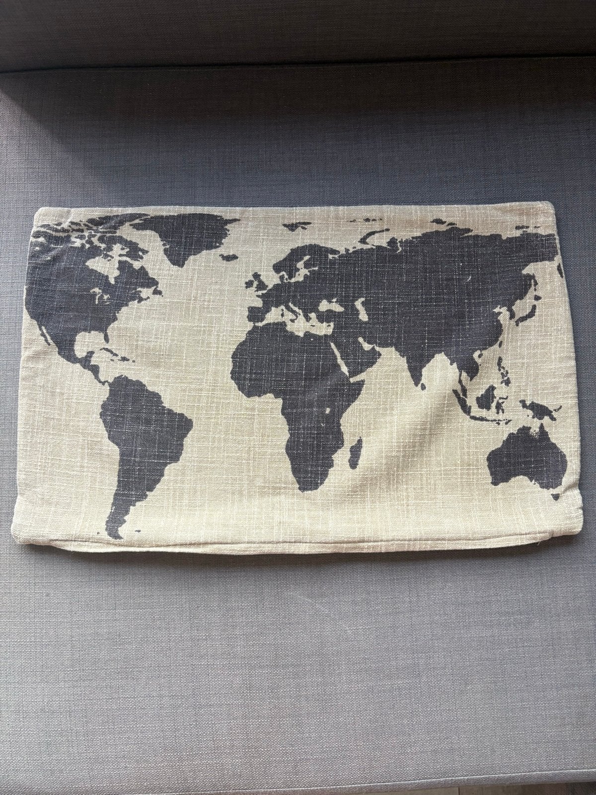 Kussenhoes met wereldkaart print - 50x30cm, Huis en Inrichting, Woonaccessoires | Kussens, Gebruikt, Meerkleurig, Met print, Kussenhoes