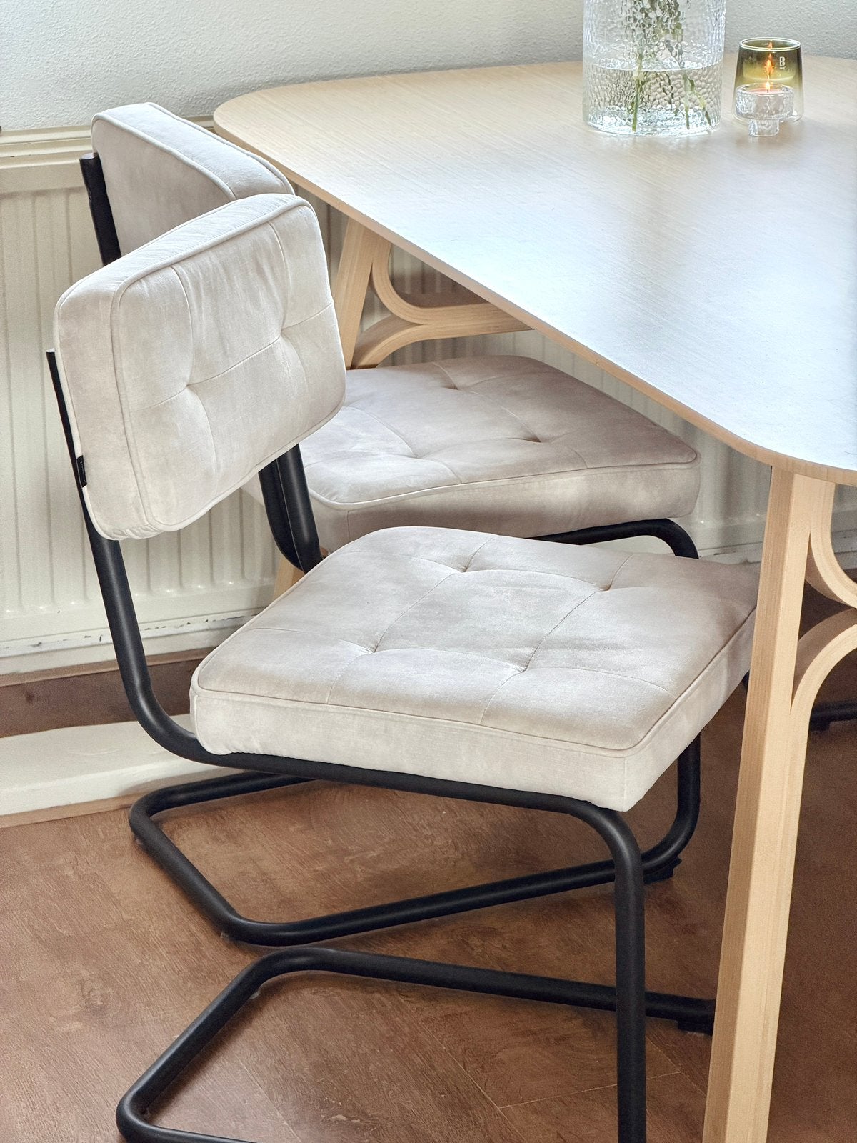 Foto 2 van 4x beige eetkamerstoelen | Goossens