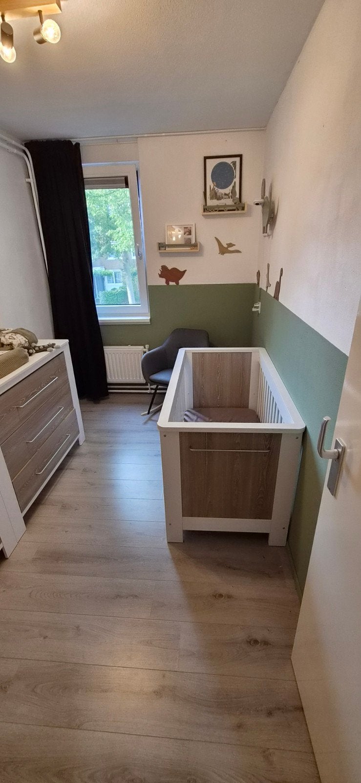 Babykamer Cabino Noel: commode, ledikant, wandplank en stoel, Kinderen en Baby's, Ophalen, Gebruikt, Jongetje of Meisje