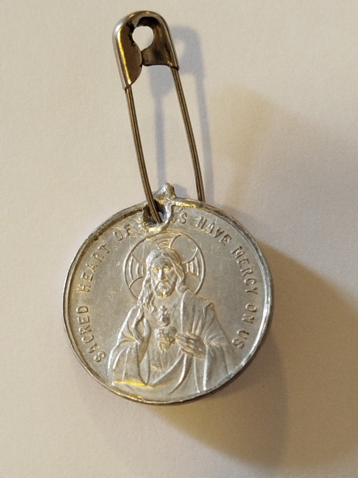Heilig Hart Medaille met Veiligheidsspeld, Ophalen of Verzenden, Gebruikt, Sieraad, Christendom | Katholiek