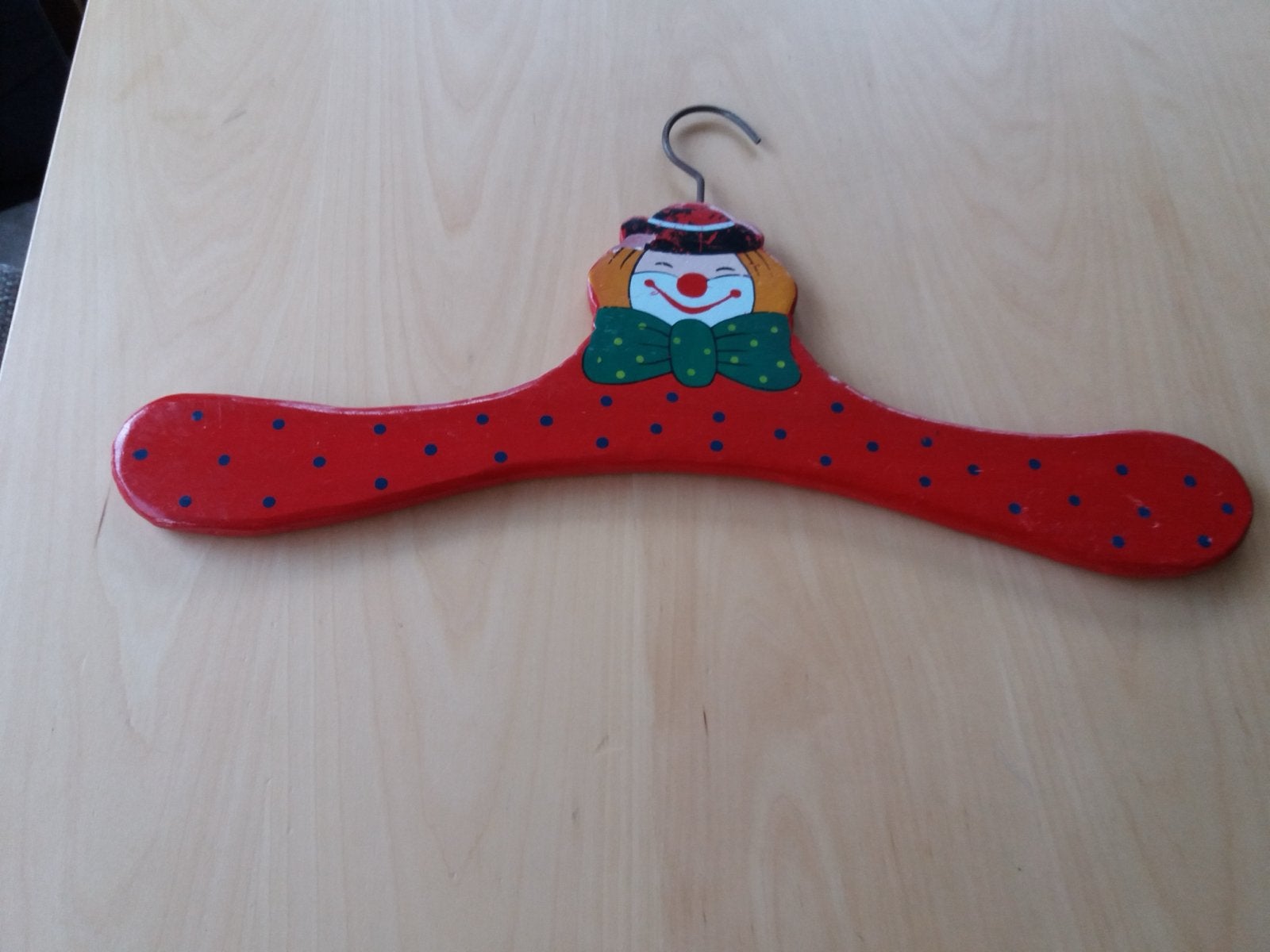 Leuke houten kledinghanger met clown voor kinderkleding, Ophalen of Verzenden, Gebruikt, Hout, Kinderen
