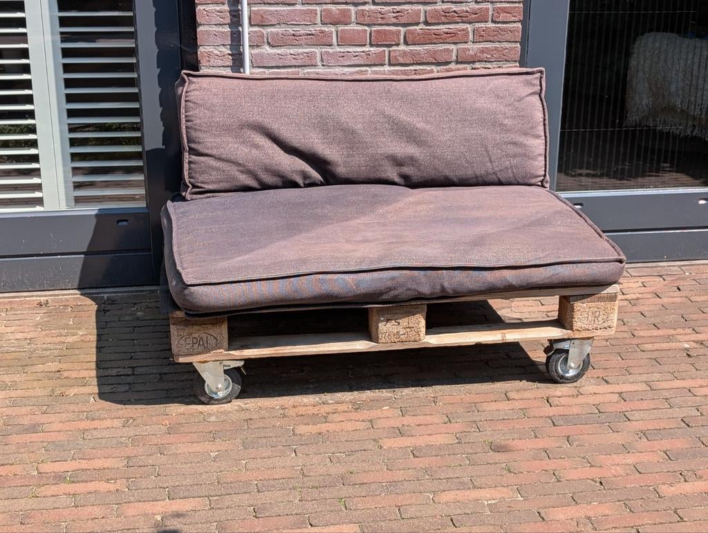 Pallet lounge bank  met kussens (donkergrijs) op wielen, Huis en Inrichting, Stoelen, Ophalen, Gebruikt, Bruin, Stof
