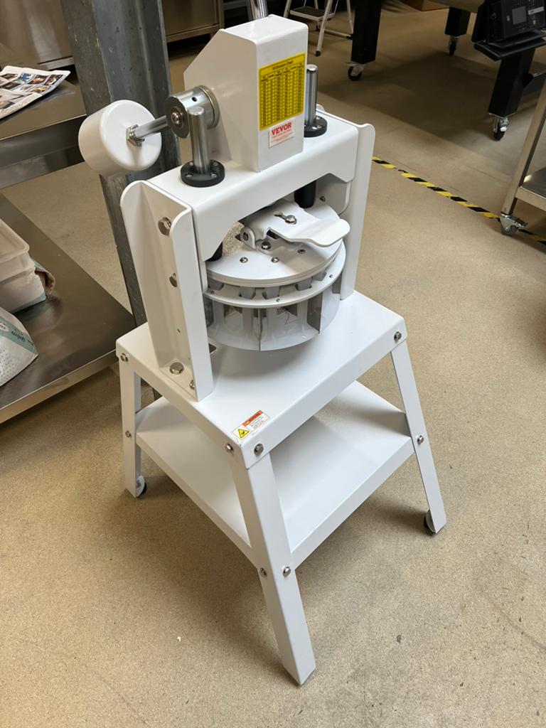 Portioneer machine voor pizzadeeg of brood, 4 liter of meer, Ophalen of Verzenden, Zo goed als nieuw, 3 snelheden of meer