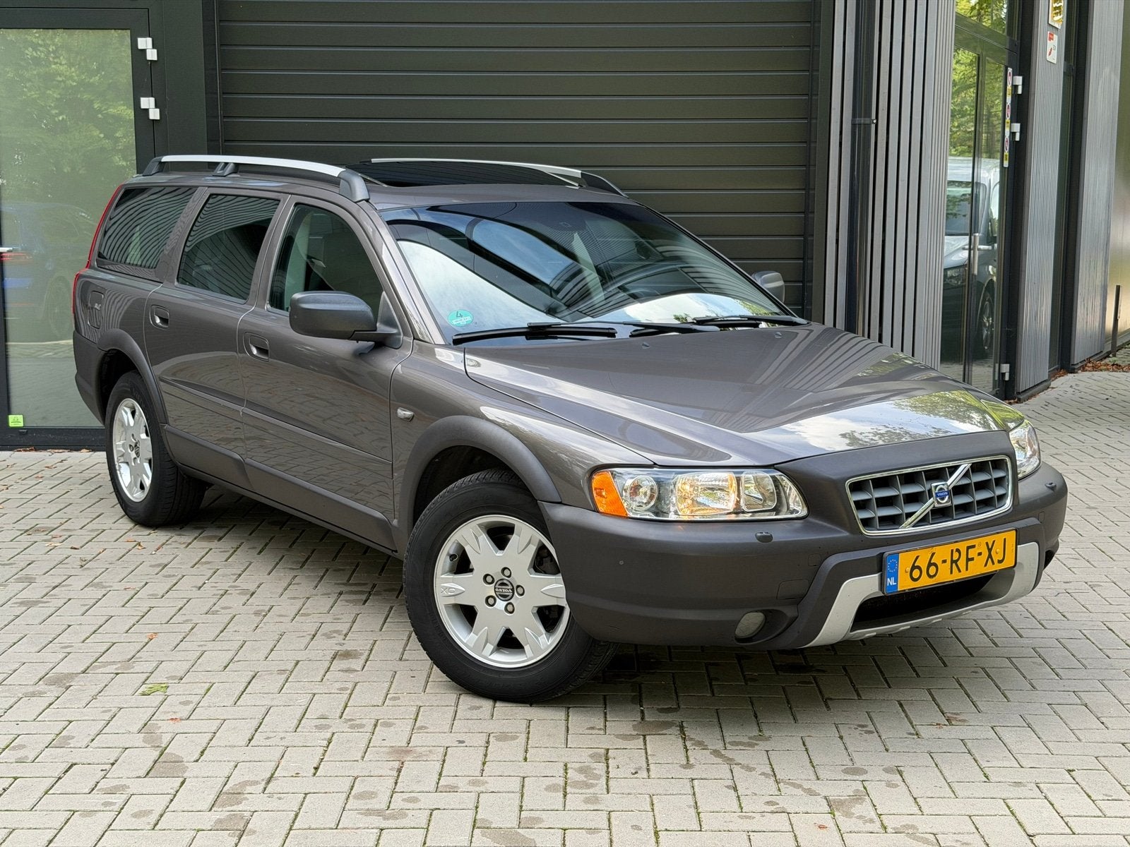 Volvo XC70 2.5 T Summum (bj 2005, automaat), Auto's, Volvo, Automaat, Bruin, XC70, 209 pk
