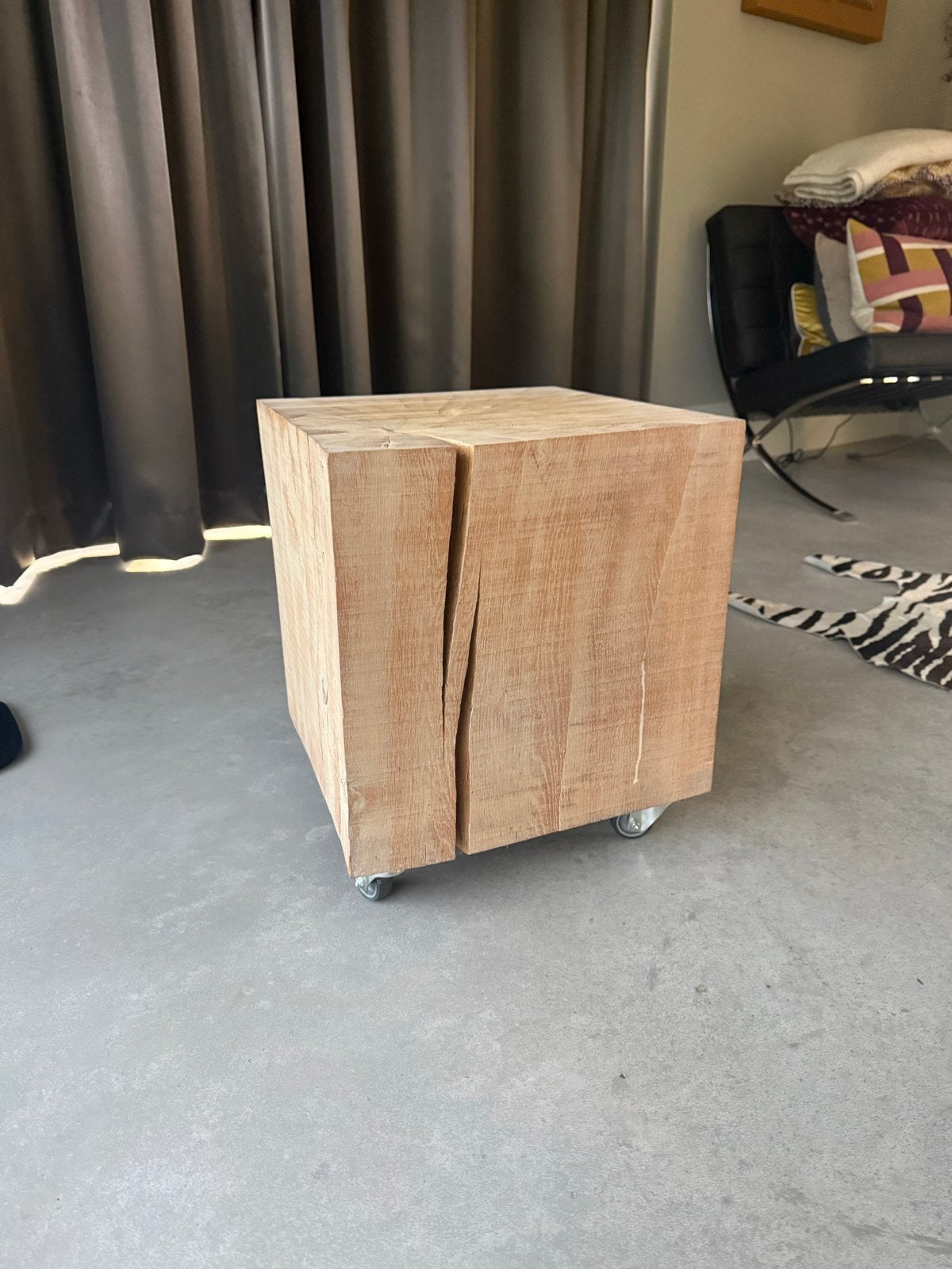 Massief eiken houten bijzettafel op wielen, Huis en Inrichting, Tafels | Bijzettafels, Minder dan 45 cm, Minder dan 55 cm, Gebruikt