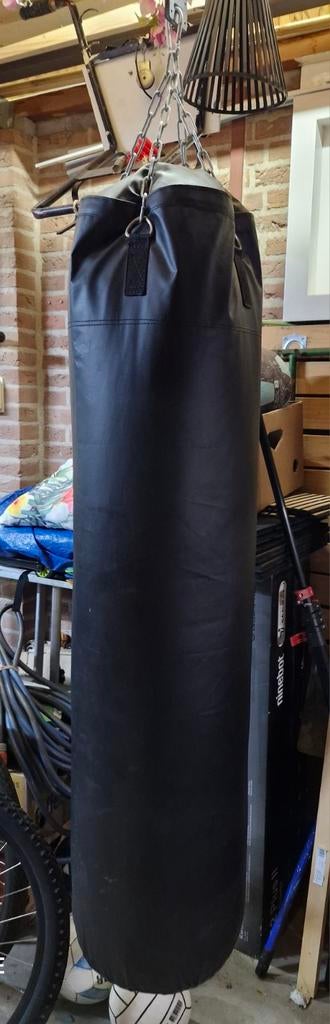 Stevige zwarte bokszak - Zo goed als nieuw, incl. ketting, Sport en Fitness, Vechtsporten en Zelfverdediging, Zo goed als nieuw
