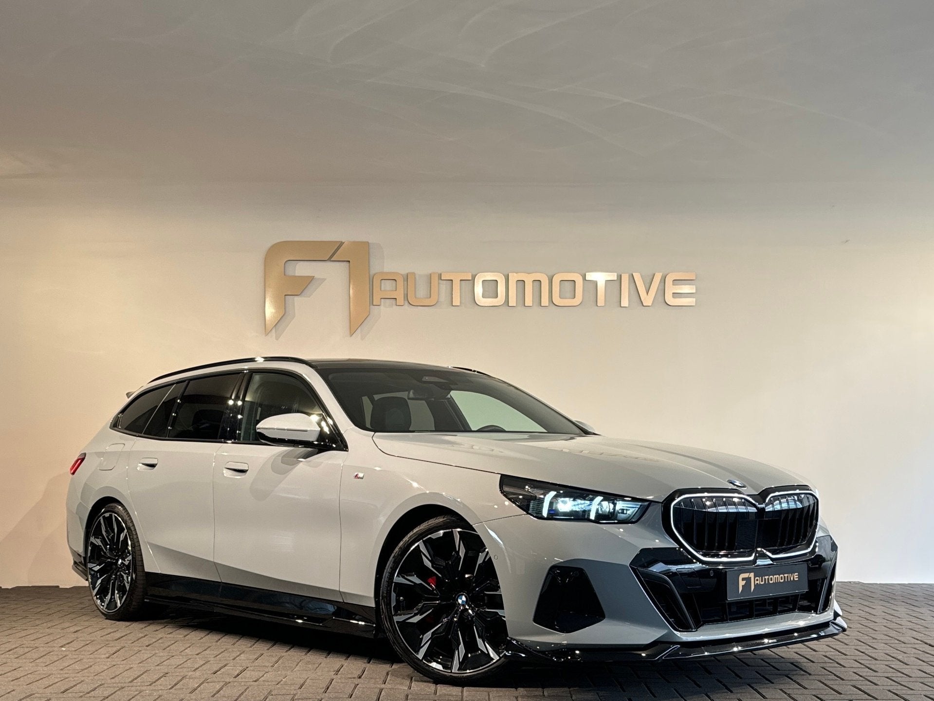 BMW 5-serie Touring 520i M Pano|H/K|BlindSpot|Maxton|Trekhaa, Automaat, Achterwielaandrijving, Gebruikt, Euro 6