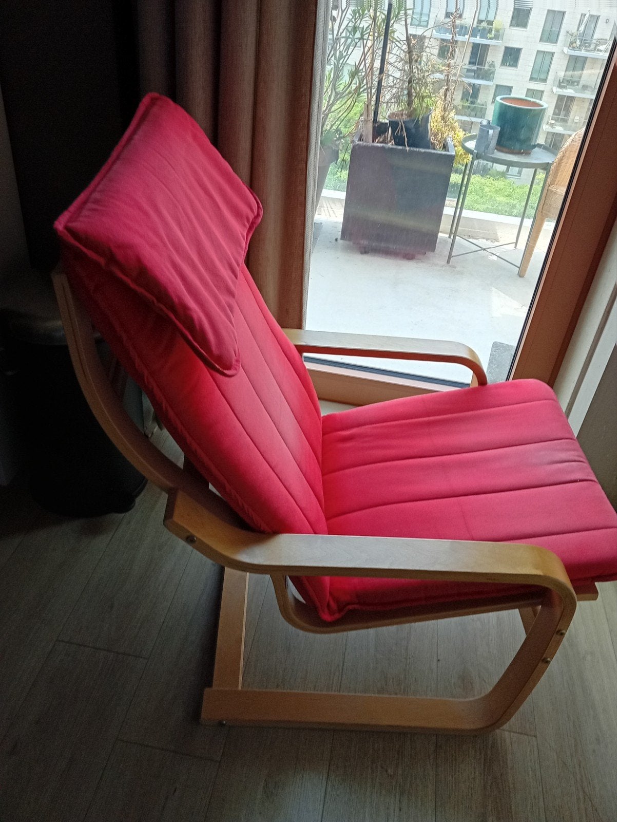 IKEA Poäng Schommelstoel - Rood met Houten Frame, Huis en Inrichting, Stoelen, Ophalen, Gebruikt, Modern, Scandinavisch, Stof