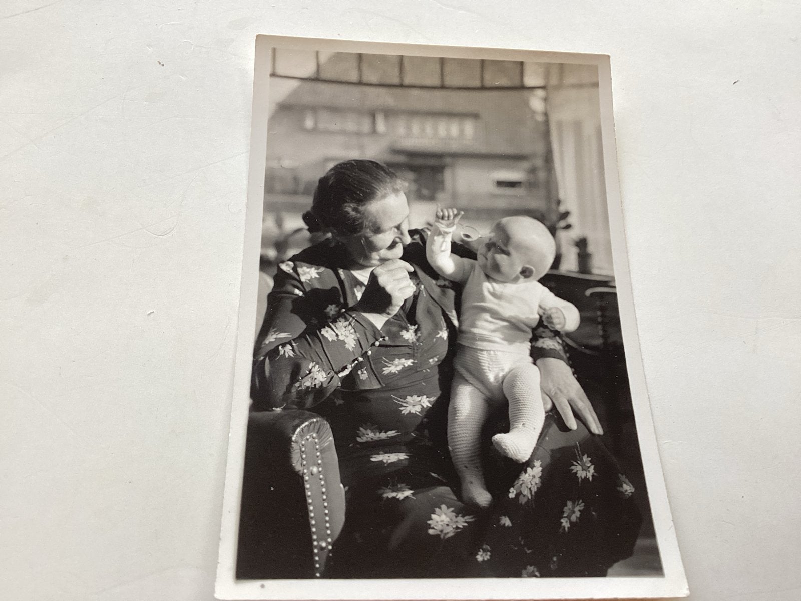 Epe Vrouw met baby, jaren '38 in de woonkamer 6x9 cm, Gebruikt, Foto, Ophalen of Verzenden, Voor 1940