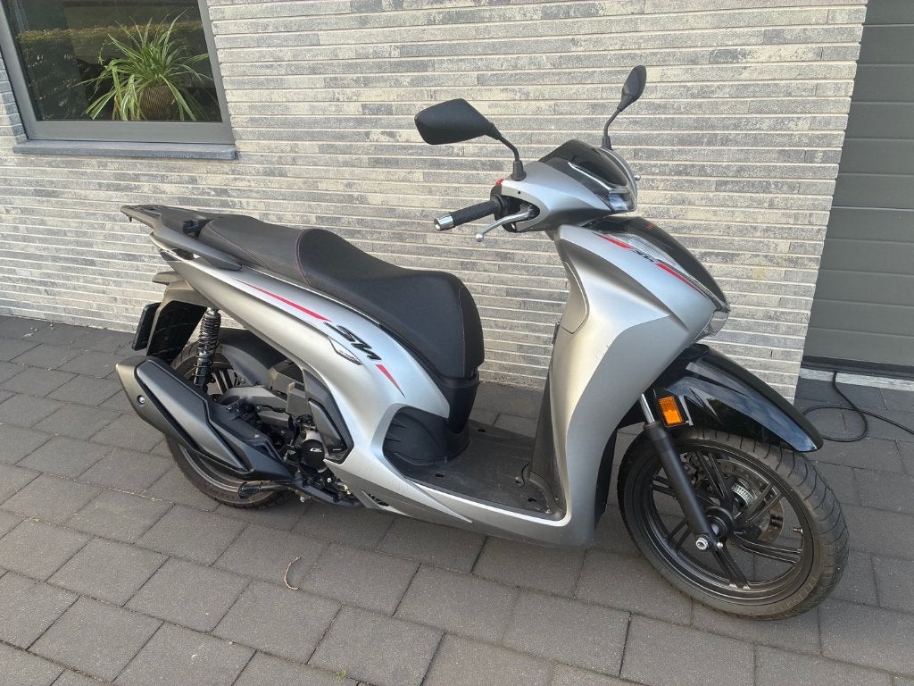 Honda SH 350i 2024 | 1.094 km | Topkoffer | Zilver/Zwart, Scooter, Nieuw, Particulier, Minimaal motorrijbewijs A2