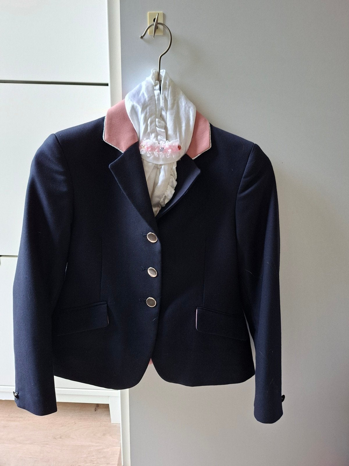 Donkerblauw rijjasje met roze accenten en plastron kind, Ophalen of Verzenden, Zo goed als nieuw, Dressuur, Bovenkleding