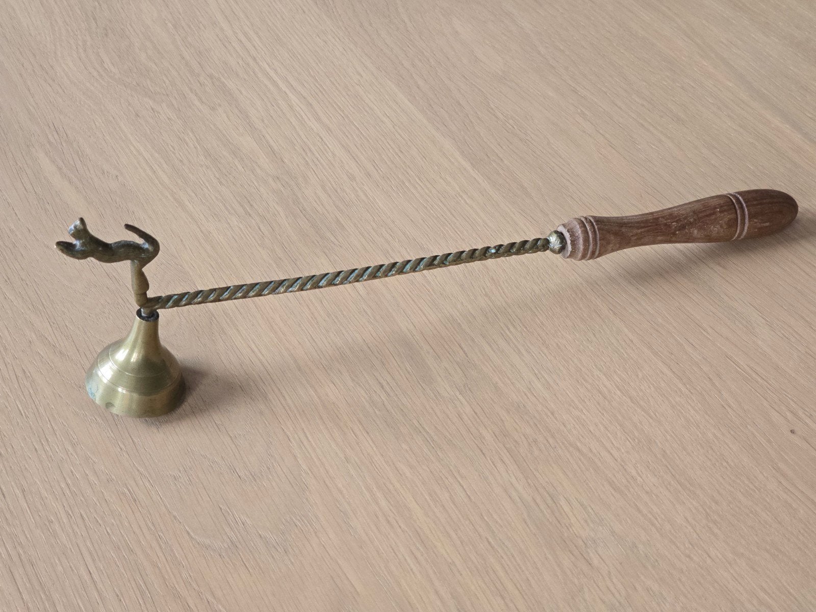 Antieke koperen kaarsendover gedecoreerd met springende kat, Antiek en Kunst, Ophalen of Verzenden, Koper