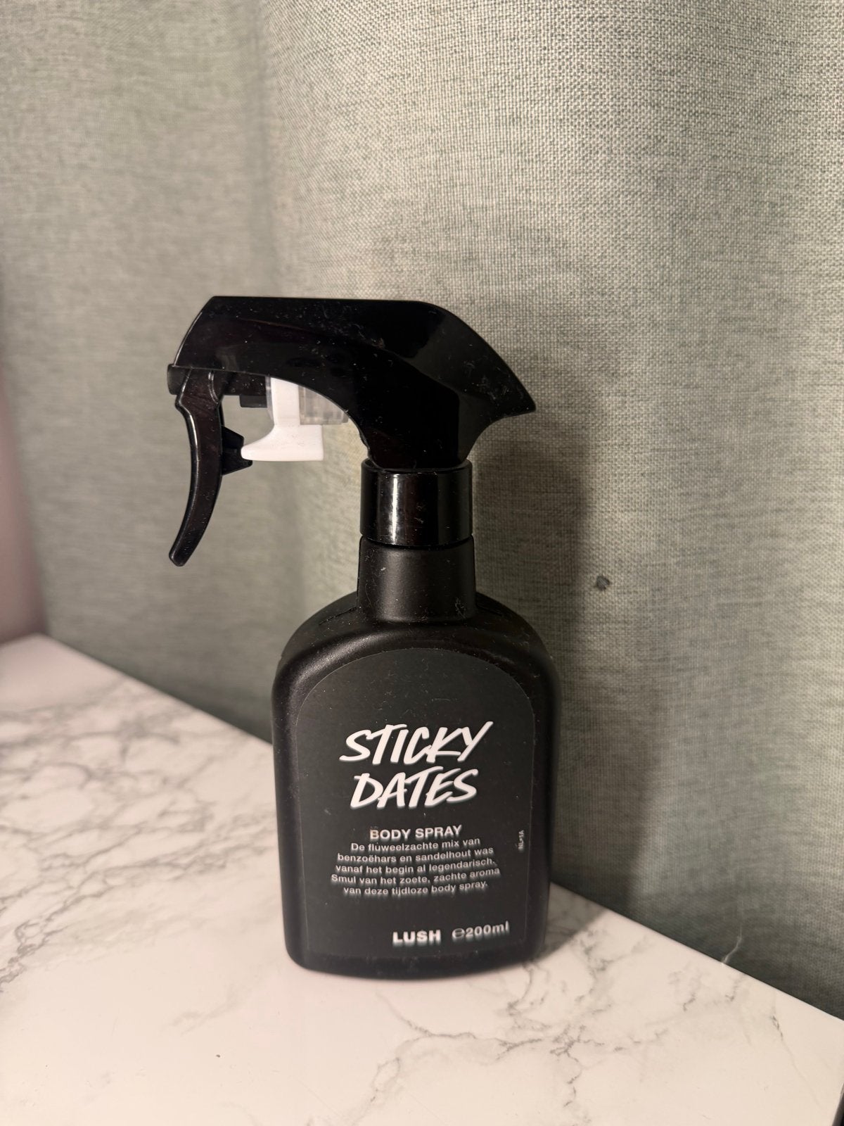 Lush Sticky Dates Body Spray - Nieuw en Ongebruikt, Ophalen of Verzenden, Nieuw, Deodorant of Bodyspray