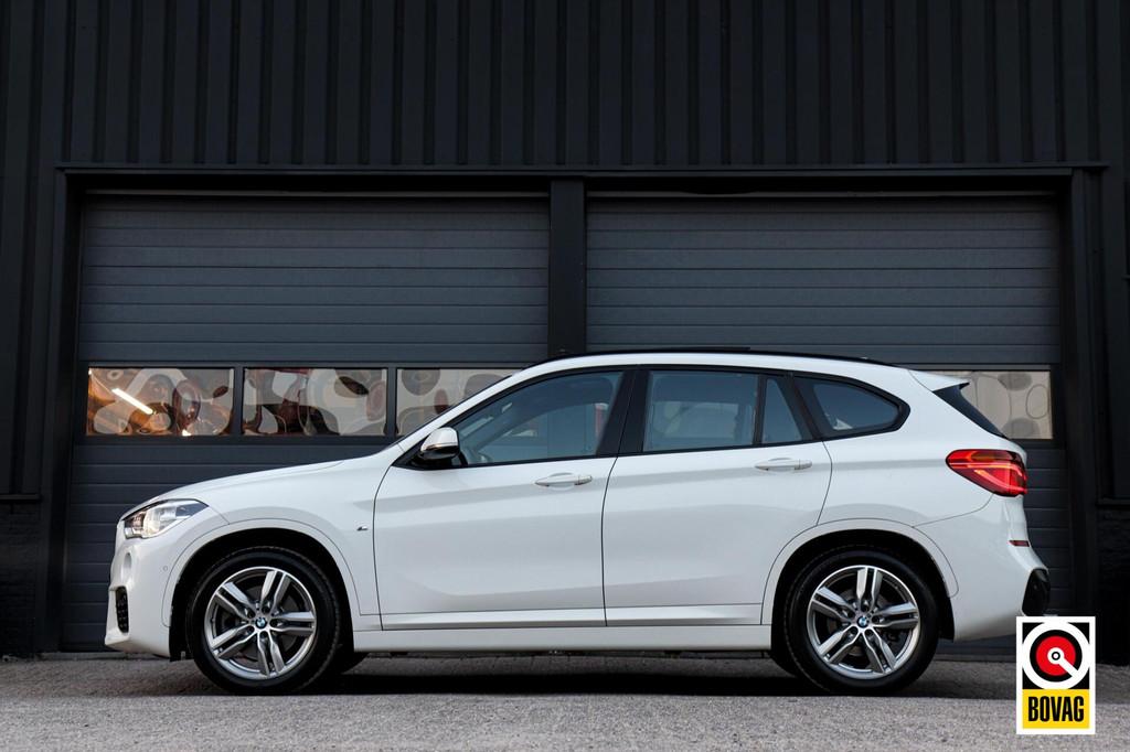 BMW X1 sDrive20i M-Sport M-Pakket /LED/PANODAK/HARMAN-KARDON, 1998 cc, Gebruikt, Huisgarantie, Met garantie (alle)