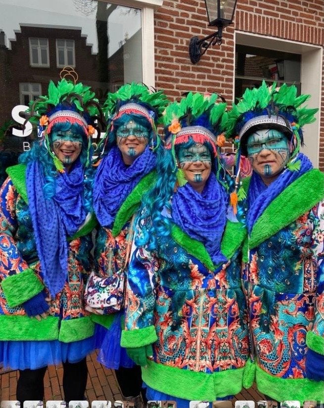 4 Carnavalsjassen met sjaals en hoofdtooien - Zo goed als ni, Kleding | Dames, Carnaval, Maat 46/48 (XL) of groter, Ophalen of Verzenden