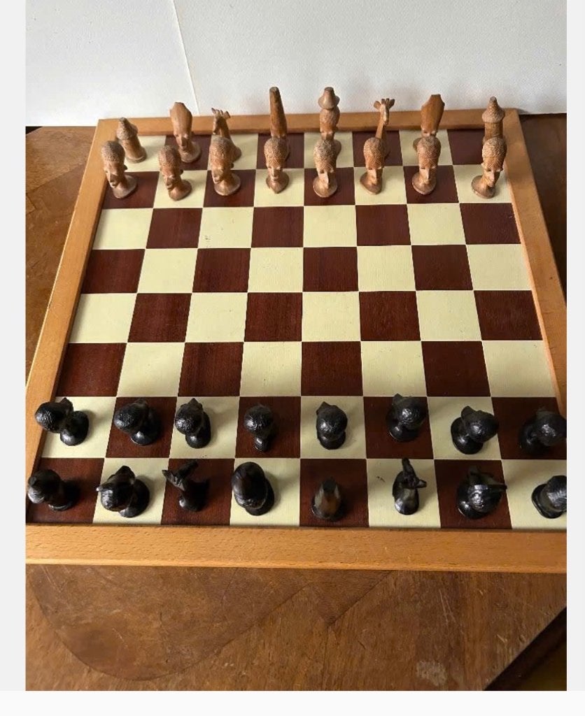 Schaakbord met handgesneden Afrikaanse schaakstukken, Een of twee spelers, Ophalen of Verzenden, Zo goed als nieuw, X