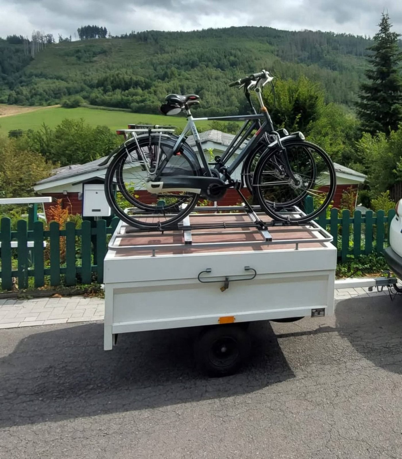 Compacte dichte aanhanger met fietsendragers, Auto diversen, Aanhangers en Bagagewagens, Ophalen, Gebruikt