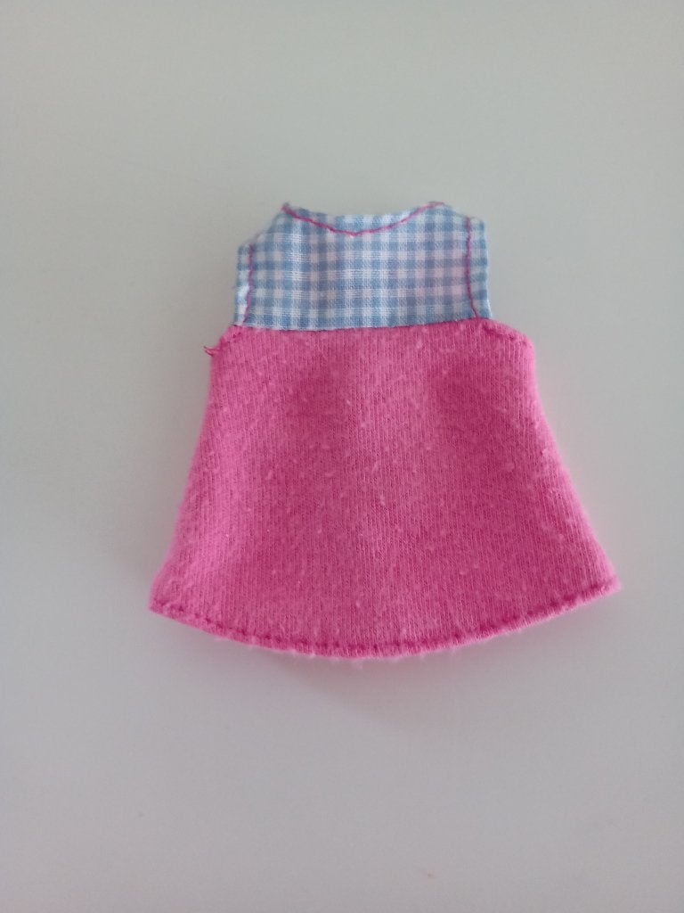 Foto 3 van Veel leuke Shirtjes voor (Barbie) Poppen (12 foto’s)