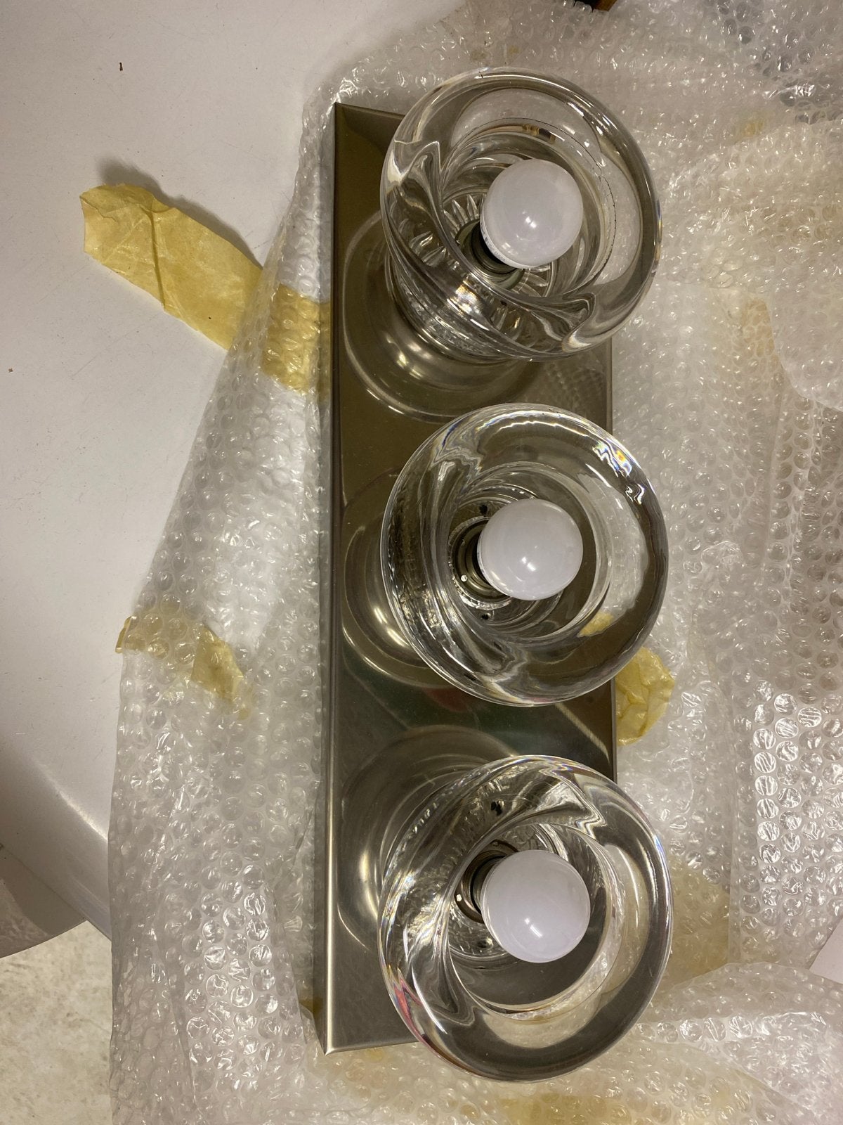 Moderne wandlamp met 3 glazen kappen, Ophalen, Zo goed als nieuw, Glas