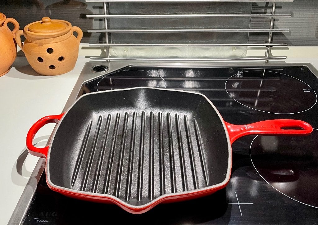 Le Creuset Skillet grillpan 26 x 26 cm kersenrood, Geschikt voor inductie, Nieuw, Le Creuset, Ophalen of Verzenden