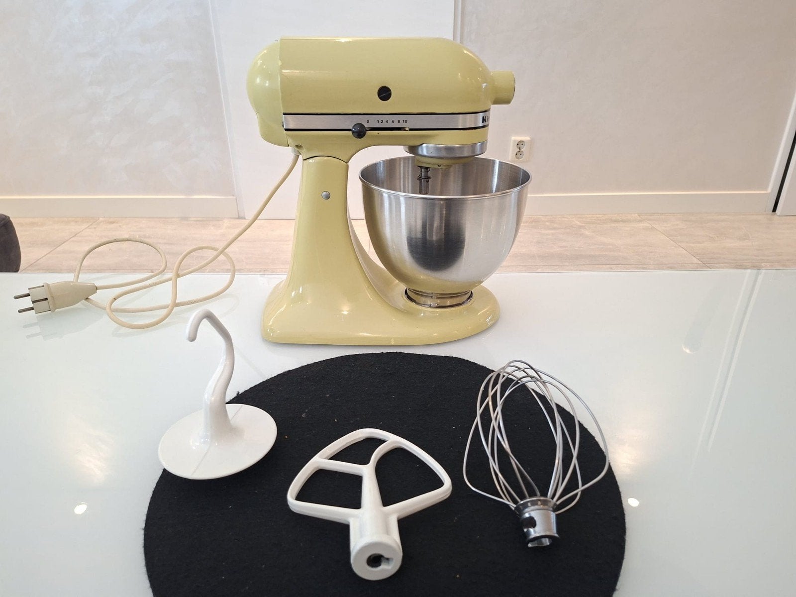 KitchenAid Hobart Vintage Keukenmachine
In Zeer Goede Staat, 4 liter of meer, Ophalen of Verzenden, Zo goed als nieuw, 3 snelheden of meer