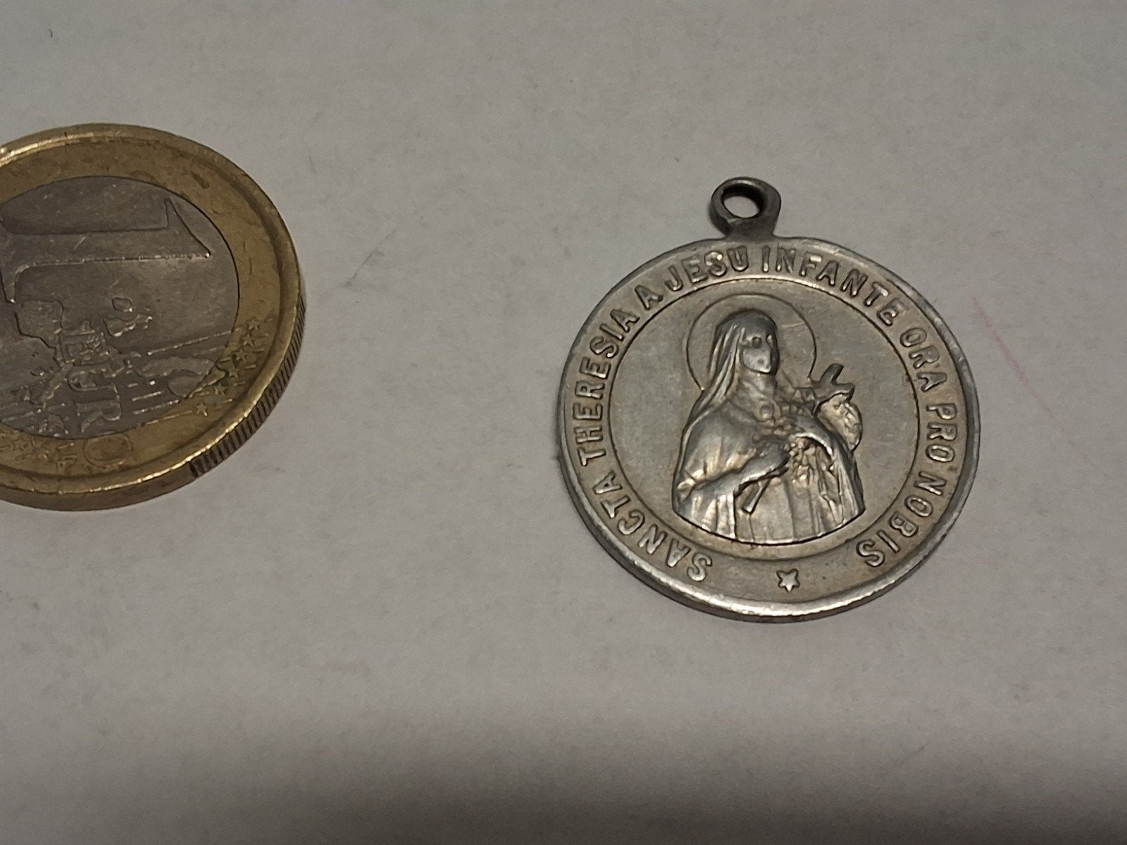 Vintage Zilverkleurige Medaille Heilige Theresia van Lisieux, Ophalen of Verzenden