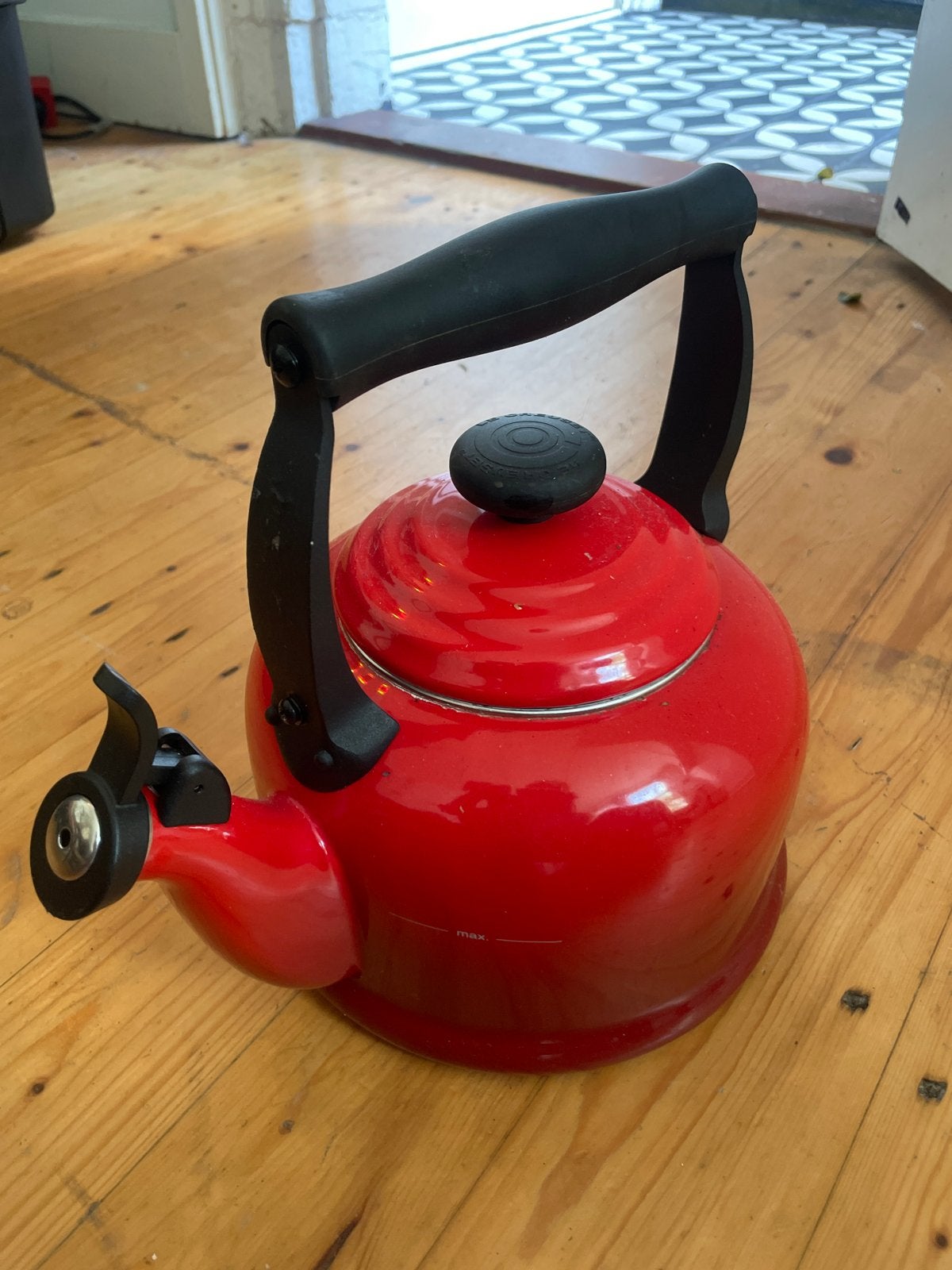 Le Creuset fluitketel rood 2.1L - Gebruikt, 2 liter of meer, Ophalen of Verzenden, Gebruikt